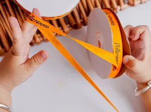 Détail de ruban gros-grain imprimé Halloween orange, idéal pour emballage cadeau et loisirs.