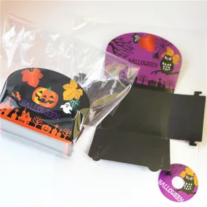 Dettaglio sacchetto per imballaggio dolci di Halloween, vassoio in carta e sacchetti trasparenti