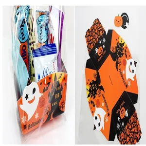 Set di imballaggio per caramelle di Halloween con vassoi di carta sacchetti e adesivi.