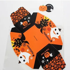 Scatola per dolcetti di Halloween confezione alimentare di carta aperta con disegno di fantasmi.