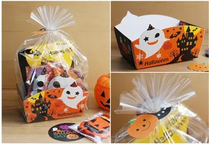 Dettaglio confezione di Halloween, sacchetto di plastica trasparente con vassoio e decoro fantasma.