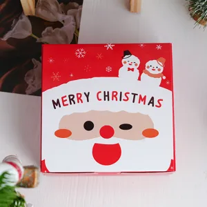 Rode papieren kerstcadeauendoos met schattig kerstmanontwerp voor feestelijke verpakking.