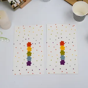 Simpatici sacchetti regalo in carta a pois con orsetto arcobaleno per feste e confezioni