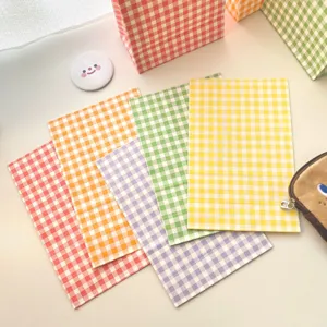 Bunte Macaron Karo Geschenktüten Detailansicht, ideal für Snacks und kleine Artikel Aufbewahrung.