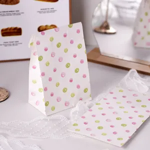 Vista detallada de bolsas de regalo de papel de lunares, bolsas de almacenamiento ecológicas.