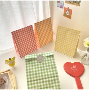 Bunte karierte Geschenktüten aus Papier, perfekt für kleine Artikel, Snacks und Verpackungen.