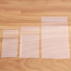 Gedetailleerd overzicht van matte doorschijnende hersluitbare plastic zakjes.