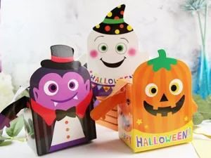 Nahaufnahme von Halloween Kekspapierboxen mit süßen Geister- und Kürbis-Motiven.