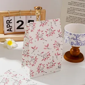 Bolsa de papel de regalo con hojas rosas, empaque ecológico para repostería y pequeños obsequios.