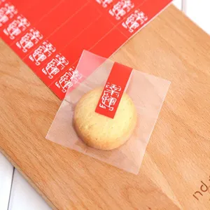 Gedetailleerd overzicht van de doorschijnende koekjeszak met zelfklevende sluiting en rode sticker.