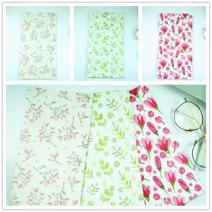Vista detallada de bolsas de papel con diseño floral ecológico para regalos y repostería.