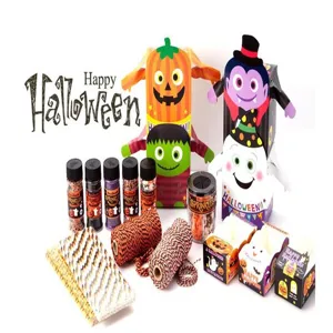 Nahaufnahme der Halloween DIY Kekseverpackung mit Geister Kürbis Schachteln und Zuckerperlen.