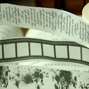 Nahaufnahme von schwarz-weißen Washi-Tapes mit Filmstreifen und französischem Text.