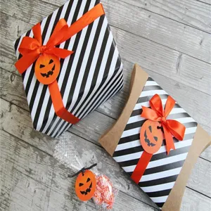 Λεπτομέρεια από πορτοκαλί σατέν κορδέλα Halloween με ασπρόμαυρα κουτιά δώρων και κάρτες.