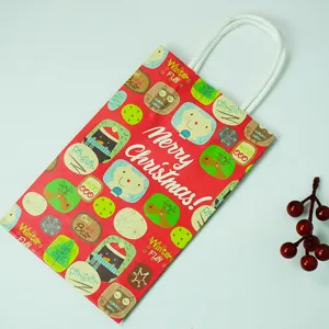 Bolsa de regalo de papel navideño con lindos animales de dibujos animados y diseño rojo festivo.