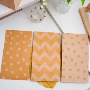 Sacchetti regalo in carta kraft con pois e motivo chevron, busta pieghevole vintage.