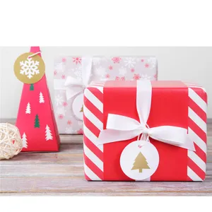Cajas de regalo de Navidad y juego de etiquetas decorativas, tarjetas de envoltorio festivas.