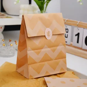Sacchetto regalo in carta kraft chevron vintage con adesivo per confezioni al dettaglio.