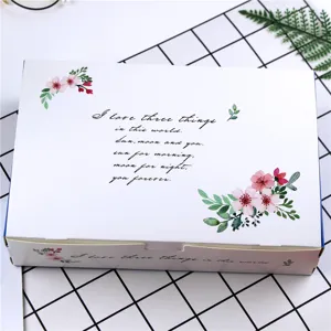 Vue détaillée de la boîte cadeau d'emballage de pâtisserie blanche avec texte romantique.