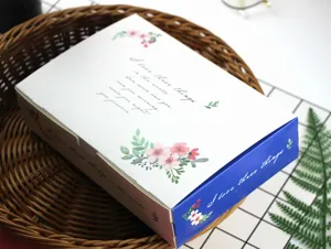 Élégante boîte cadeau en papier à 6 cavités avec imprimés floraux et citations romantiques.