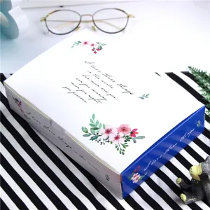 Vue détaillée de la boîte cadeau en papier floral élégante, idéale pour pâtisseries et gâteaux.