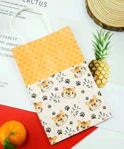 Vista dettagliata della borsa regalo in carta con tigre, ideale per caramelle e confezioni festa.