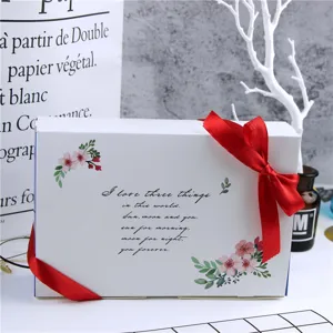 Boîte cadeau en papier blanc pour gâteaux de lune, motif floral élégant et ruban rouge.
