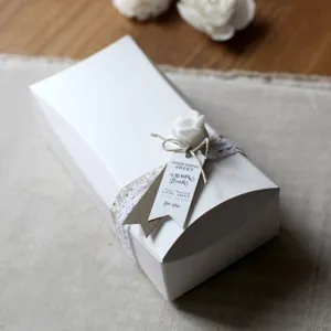 Boîte oreiller en papier blanc pour pâtisserie, bonbons, biscuits et cadeaux avec dentelle.