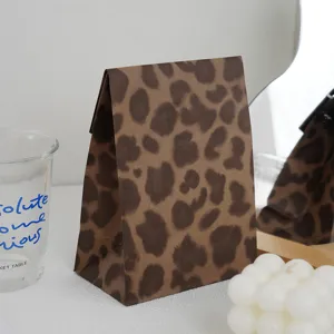 Bolsa de regalo de papel kraft con estampado de leopardo, ideal para guardar artículos.