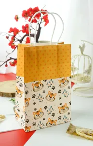 Borsa regalo in carta con simpatico tema di tigre e manici, ideale per caramelle e dolci.
