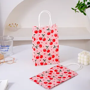 Piccola borsa regalo in carta rosa con motivo di ciliegie e pois, ideale per feste.