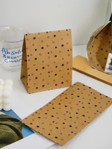 Bolsas de regalo de papel kraft marrón con estrellas, elegante empaque para postales y detalles.