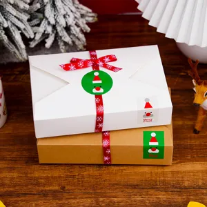 Set scatole regalo busta di Natale, cartoni di imballaggio per biscotti in kraft e bianco con nastri.
