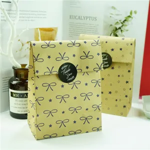 Vista detallada de bolsa de regalo de papel kraft con bonito diseño de lazo y pegatina de sello.