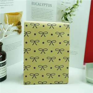 Bolsa de regalo de papel kraft con bonito patrón de lazo y estrella, ideal para postales.