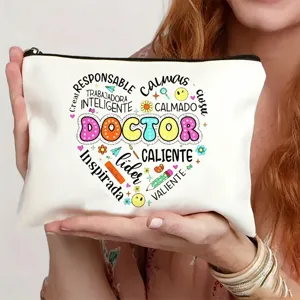 Detailansicht einer weißen Kosmetiktasche aus Canvas mit Herztextdruck und Arztmotiv.