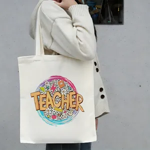 Gedetailleerde close-up van een casual canvas tas met een kleurrijk leraar grafisch ontwerpmotief.