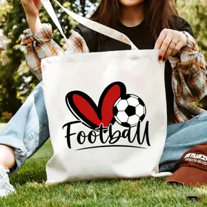 Detailaufnahme einer weißen Canvas-Tragetasche mit stilvollem Fußball- und Herz-Druck.