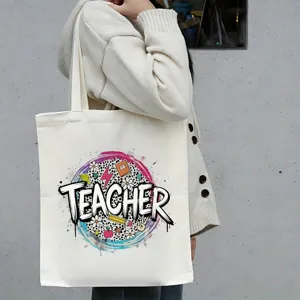 Detail van canvas shopper met TEACHER-print, duurzame stof en ruime capaciteit.