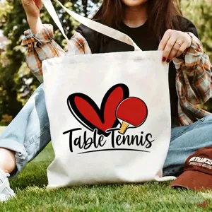 Detailaufnahme der weißen Stofftasche mit Tischtennis Motiv im Freien präsentiert.
