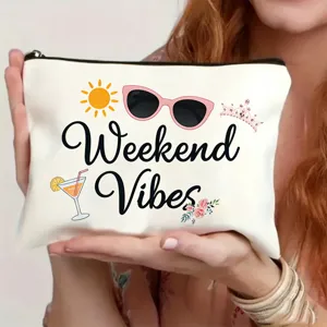 Kauf-Canvas Kosmetiktasche mit Reißverschluss und coolem Weekend Vibes Print im Detail.