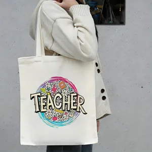 Gedetailleerd overzicht van een witte canvas tote bag met kleurrijke leraar print.