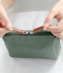 Koreanischer minimalistischer Kosmetikbeutel mit braunem Lederzipper, tragbare Make-up-Tasche.