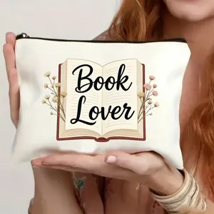 Detailansicht einer stilvollen Kosmetiktasche mit Vintage Buchliebhaber Motiv im Alltag.