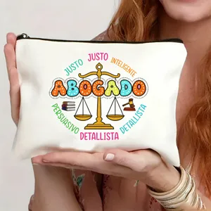 Detailansicht der Canvas Kosmetiktasche mit Recht Motiv und sicherem schwarzen Reißverschluss.