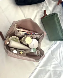 Detailansicht der koreanischen minimalistischen Kosmetiktasche mit Fächern für Reisen.