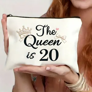 Nahaufnahme einer schicken weißen Kosmetiktasche mit eleganten Kronen und Schleifen-Prints.