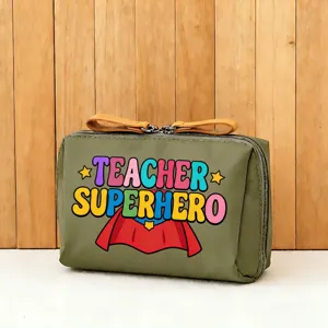 Grüne Kosmetiktasche mit Lehrer-Superhero-Druck, Reißverschluss und praktischem Design für Alltag.
