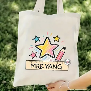 Detalle de bolso de lona con patron de estrella de dibujos animados y texto personalizado.