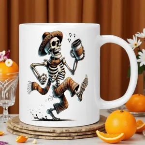 Vista dettagliata della tazza da caffè in ceramica bianca con design teschio calavera messicano.
